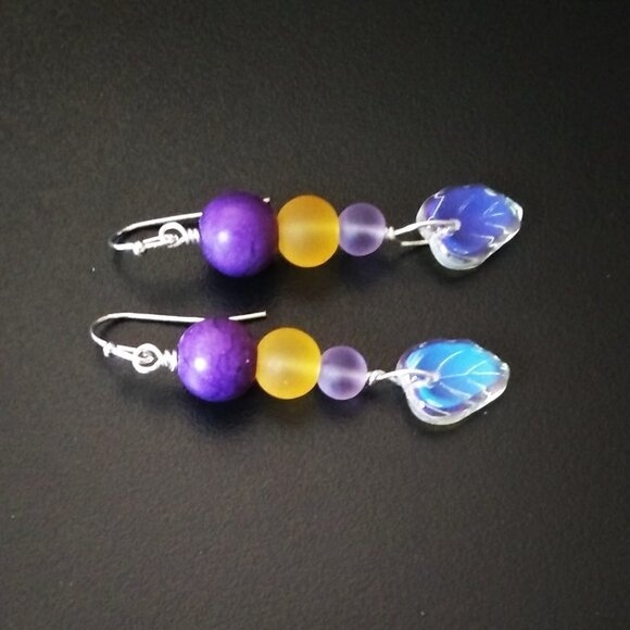 🍂🍁🍃 3/$25! Short Stack! Shimmering Leaf + Beads Dangle Earrings! - Picture 5 of 8